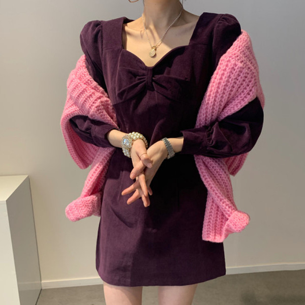 Női ruha hosszú ujjal, mellrészén szalaggal