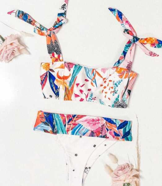 Kétrészes fürdőruha húzózsinórral és virágmintával