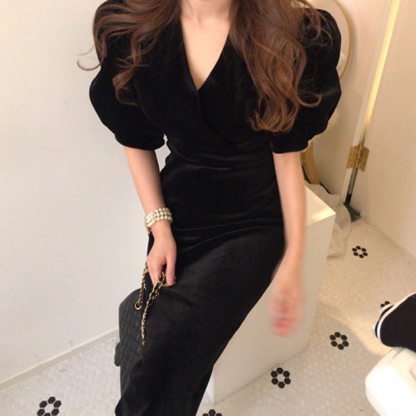 Стилна дамска рокля от кадифе с шпиц деколте и буфан ръкав -дълъг модел 