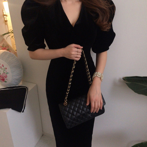 Стилна дамска рокля от кадифе с шпиц деколте и буфан ръкав -дълъг модел 