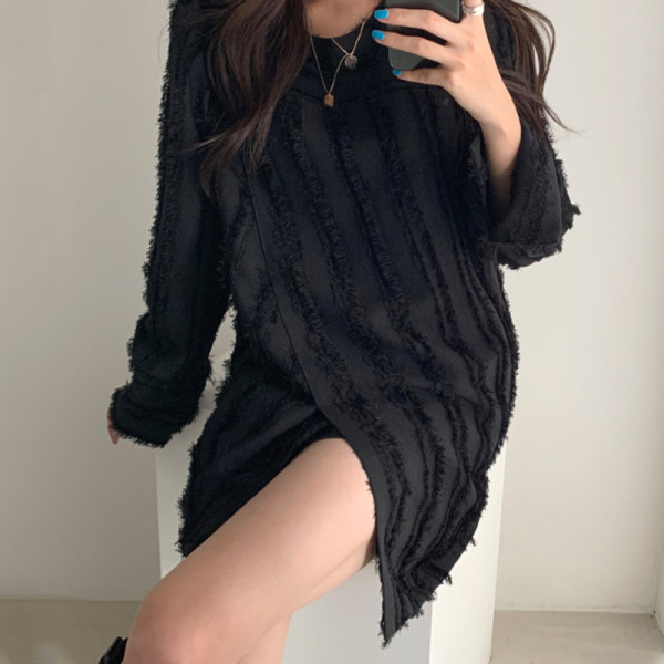 Stiilne naiste kleit - vaba mudel, mille varrukatel on lõhikud