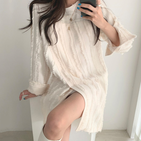 Stiilne naiste kleit - vaba mudel, mille varrukatel on lõhikud