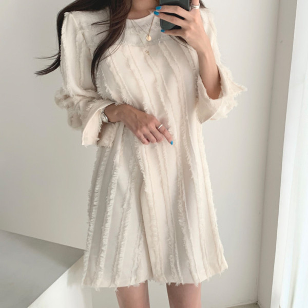 Stiilne naiste kleit - vaba mudel, mille varrukatel on lõhikud