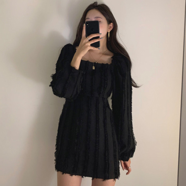 Актуална дамска рокля с квадратно деколте и дълъг ръкав 