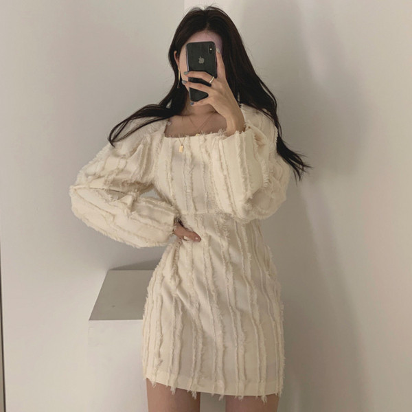 Актуална дамска рокля с квадратно деколте и дълъг ръкав 