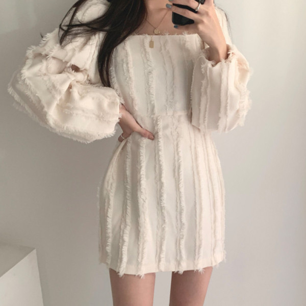 Актуална дамска рокля с квадратно деколте и дълъг ръкав 