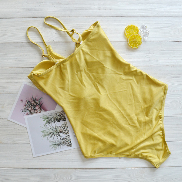 Modern női teljes fürdőruha sárga nyakkendővel