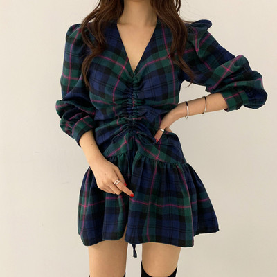 Модерна дамска карирана рокля с шпиц деколте и набрана на бюста