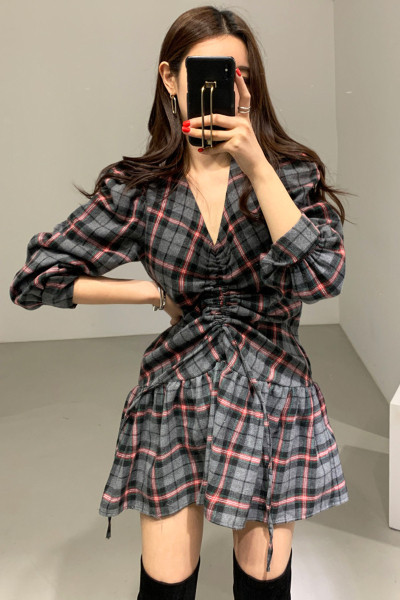 Модерна дамска карирана рокля с шпиц деколте и набрана на бюста 