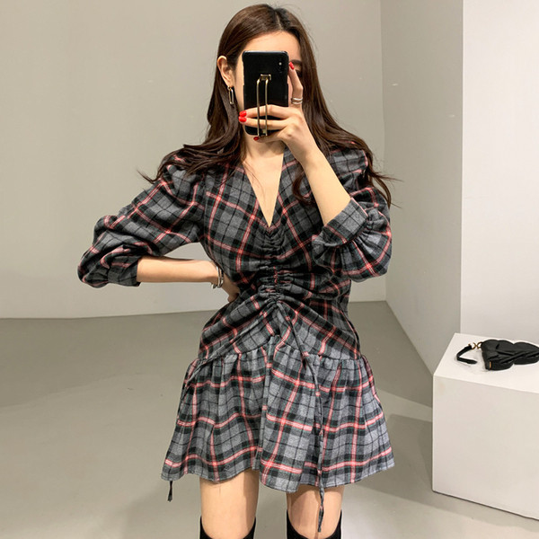 Модерна дамска карирана рокля с шпиц деколте и набрана на бюста 