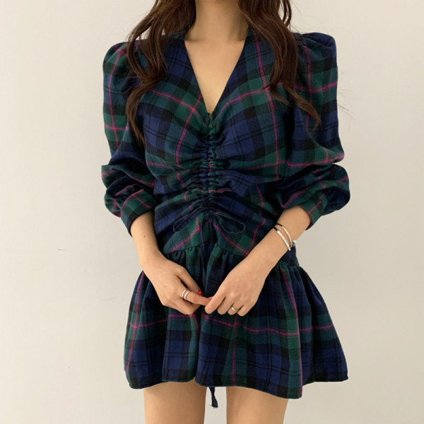 Модерна дамска карирана рокля с шпиц деколте и набрана на бюста 