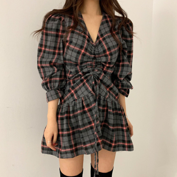 Модерна дамска карирана рокля с шпиц деколте и набрана на бюста 