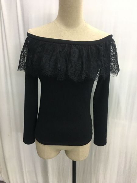 Moodne naiste lühike pluus pitsi ja paljaste õlgadega