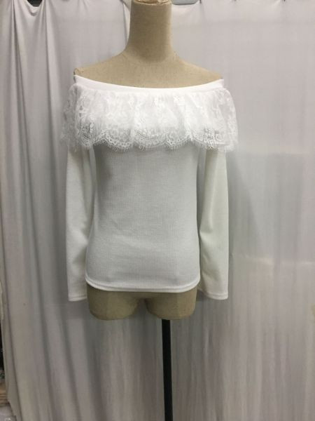 Moodne naiste lühike pluus pitsi ja paljaste õlgadega