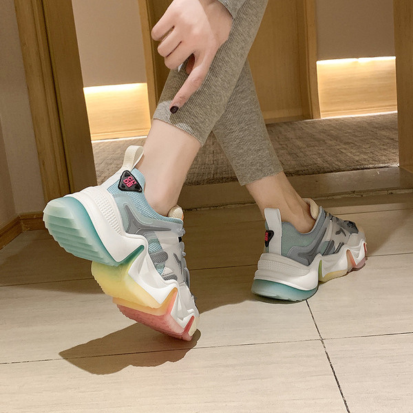 Moodsad naiste tossud kõrge kareda tallaga