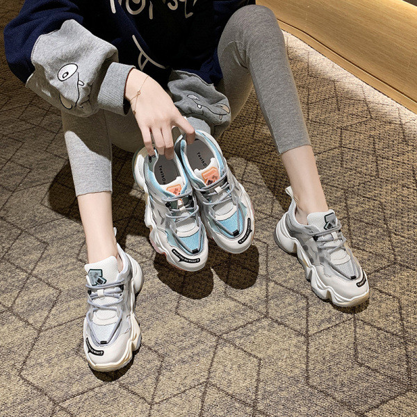 Moodsad naiste tossud kõrge kareda tallaga