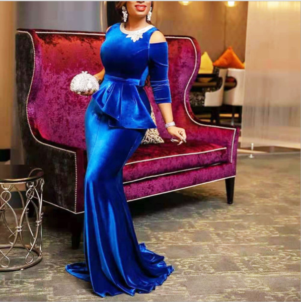 Elegáns, hosszú női bársonyruha ovális nyakkivágással és kivágásokkal