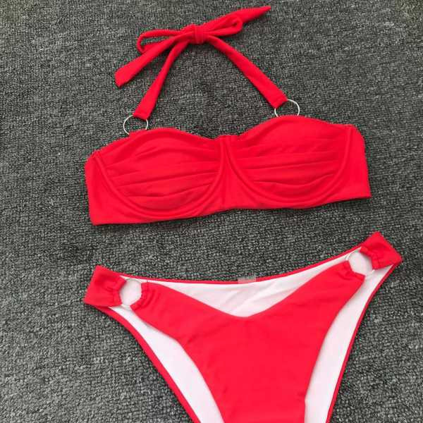 Червен бански костюм от две части с метални халки