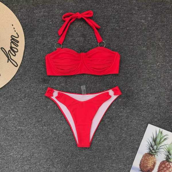 Червен бански костюм от две части с метални халки