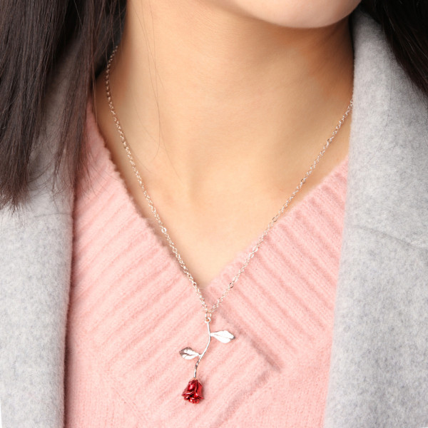 Maiga sieviešu kaklarota ar piekariņu - sarkana roze