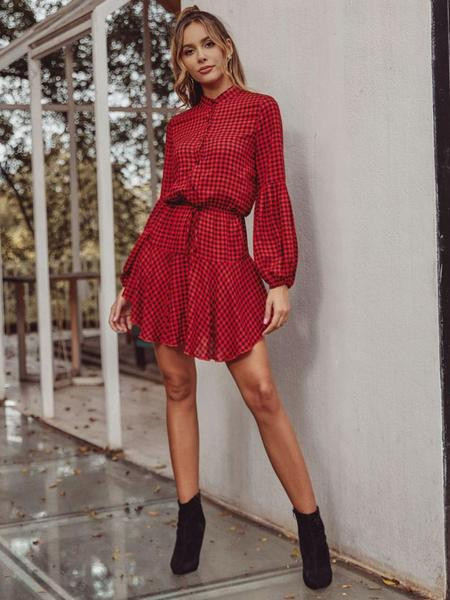 Alkalmi női kockás ruha gombokkal és hosszú ujjú