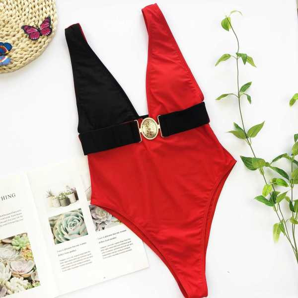 Täielik ujumistrikoo V-kaelusega ja metallpandlaga vööga