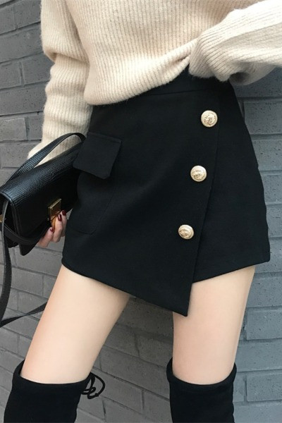 Дамска пола-панталон с висока талия  и копчета -асиметричен модел в черен цвят 