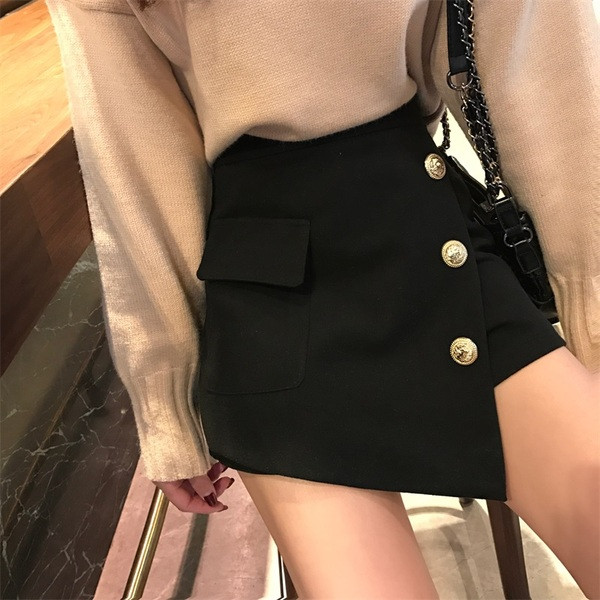 Дамска пола-панталон с висока талия  и копчета -асиметричен модел в черен цвят 