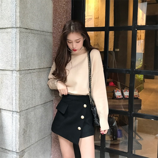 Дамска пола-панталон с висока талия  и копчета -асиметричен модел в черен цвят 