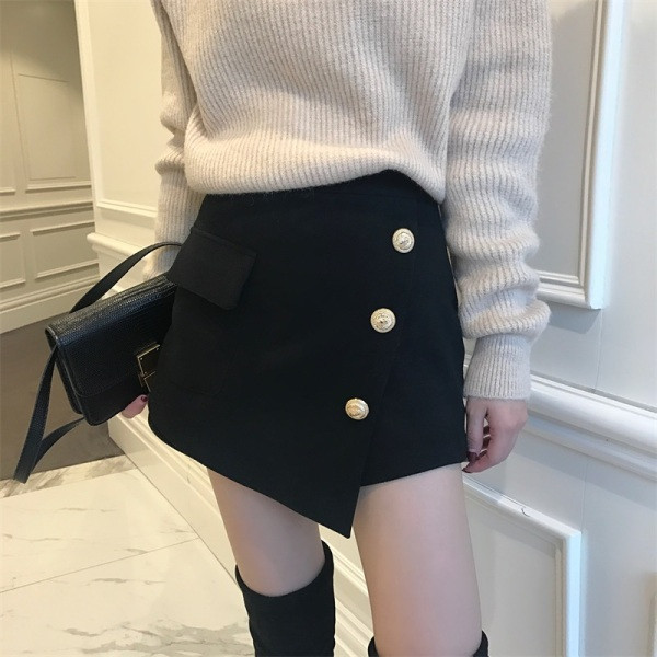 Дамска пола-панталон с висока талия  и копчета -асиметричен модел в черен цвят 