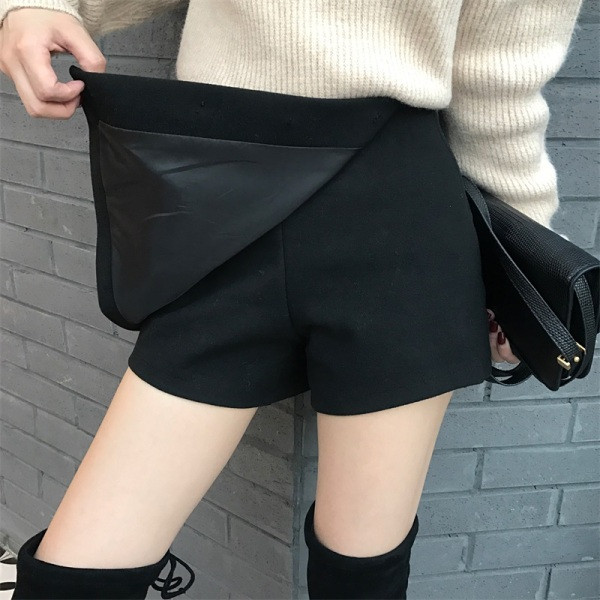 Дамска пола-панталон с висока талия  и копчета -асиметричен модел в черен цвят 