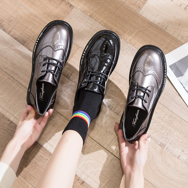 Ležerne lakirane cipele zaobljeni model s niskim potplatom i vezicama