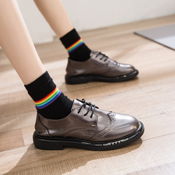 Ležerne lakirane cipele zaobljeni model s niskim potplatom i vezicama