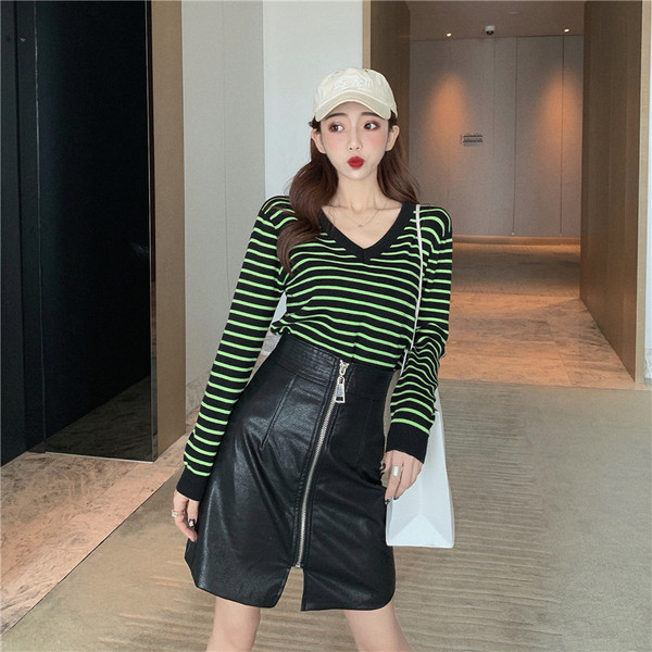 Aktuális női bőrszoknya elöl cipzárral, magas derékkal