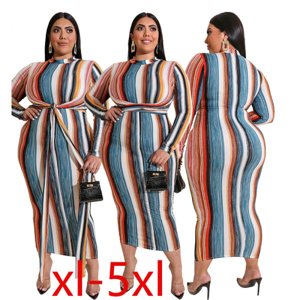 Moodne naiste triibuline kleit ovaalse kaelusega ja pikkade varrukatega