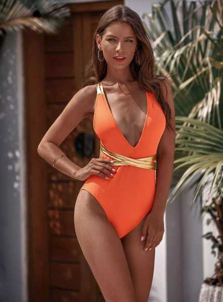 Teljes fürdőruha mély nyakkivágással, csupasz háttal és arany nyakkendőkkel