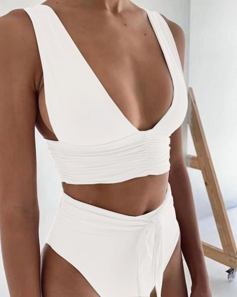 Kaheosaline V-kaelusega ujumistrikoo ning kõrge vöökohaga püksid ja lipsud