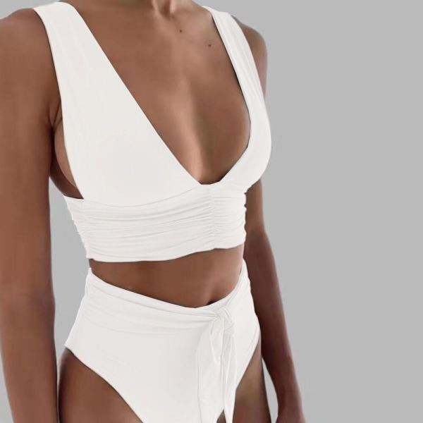 Kaheosaline V-kaelusega ujumistrikoo ning kõrge vöökohaga püksid ja lipsud