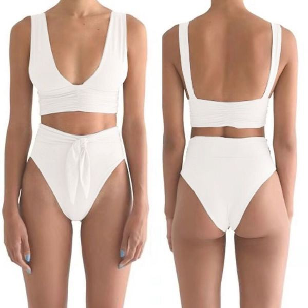 Kaheosaline V-kaelusega ujumistrikoo ning kõrge vöökohaga püksid ja lipsud