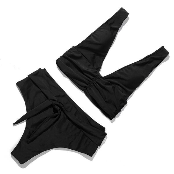 Kaheosaline V-kaelusega ujumistrikoo ning kõrge vöökohaga püksid ja lipsud