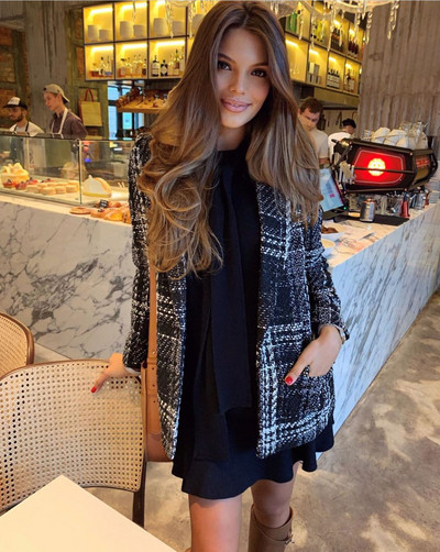 Moodne naiste ruuduline ja taskuga mantel musta värvi