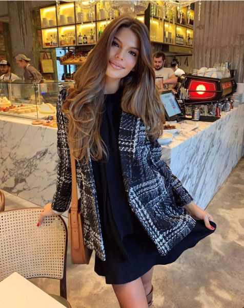 Moodne naiste ruuduline ja taskuga mantel musta värvi