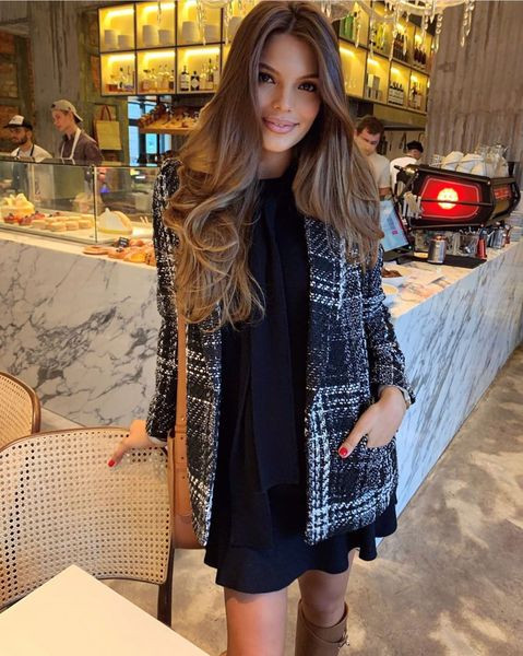 Moodne naiste ruuduline ja taskuga mantel musta värvi