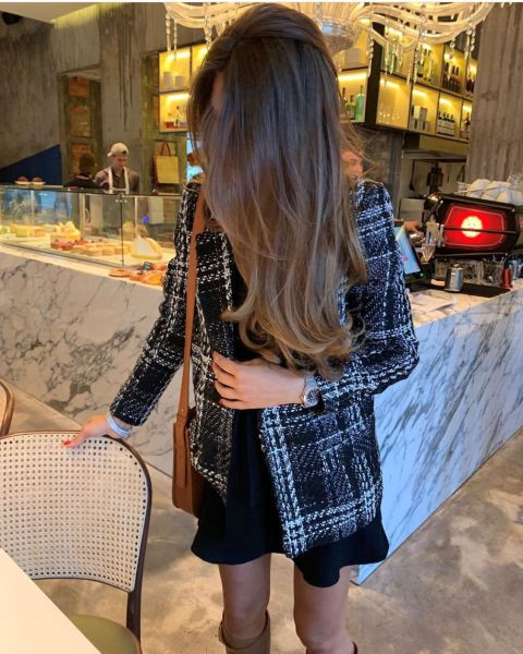 Moodne naiste ruuduline ja taskuga mantel musta värvi