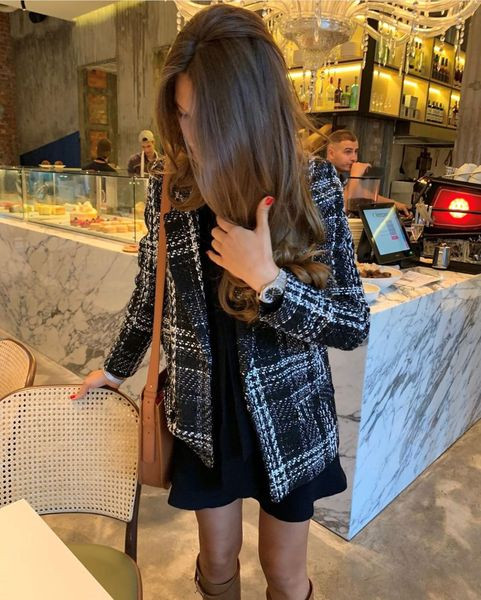 Moodne naiste ruuduline ja taskuga mantel musta värvi