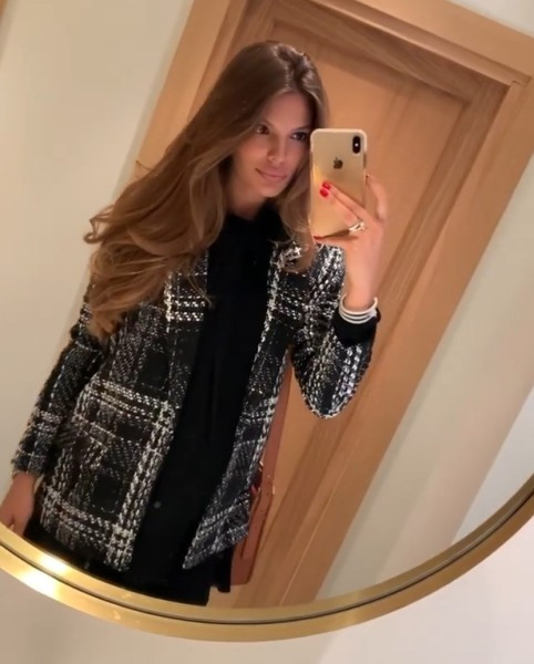 Moodne naiste ruuduline ja taskuga mantel musta värvi