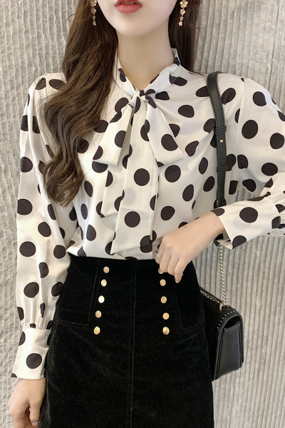 Moodne naiste särk, mille krael on pael, must-valge