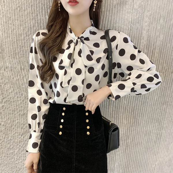 Moodne naiste särk, mille krael on pael, must-valge