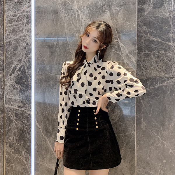 Moodne naiste särk, mille krael on pael, must-valge