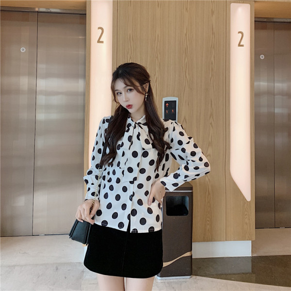 Moodne naiste särk, mille krael on pael, must-valge